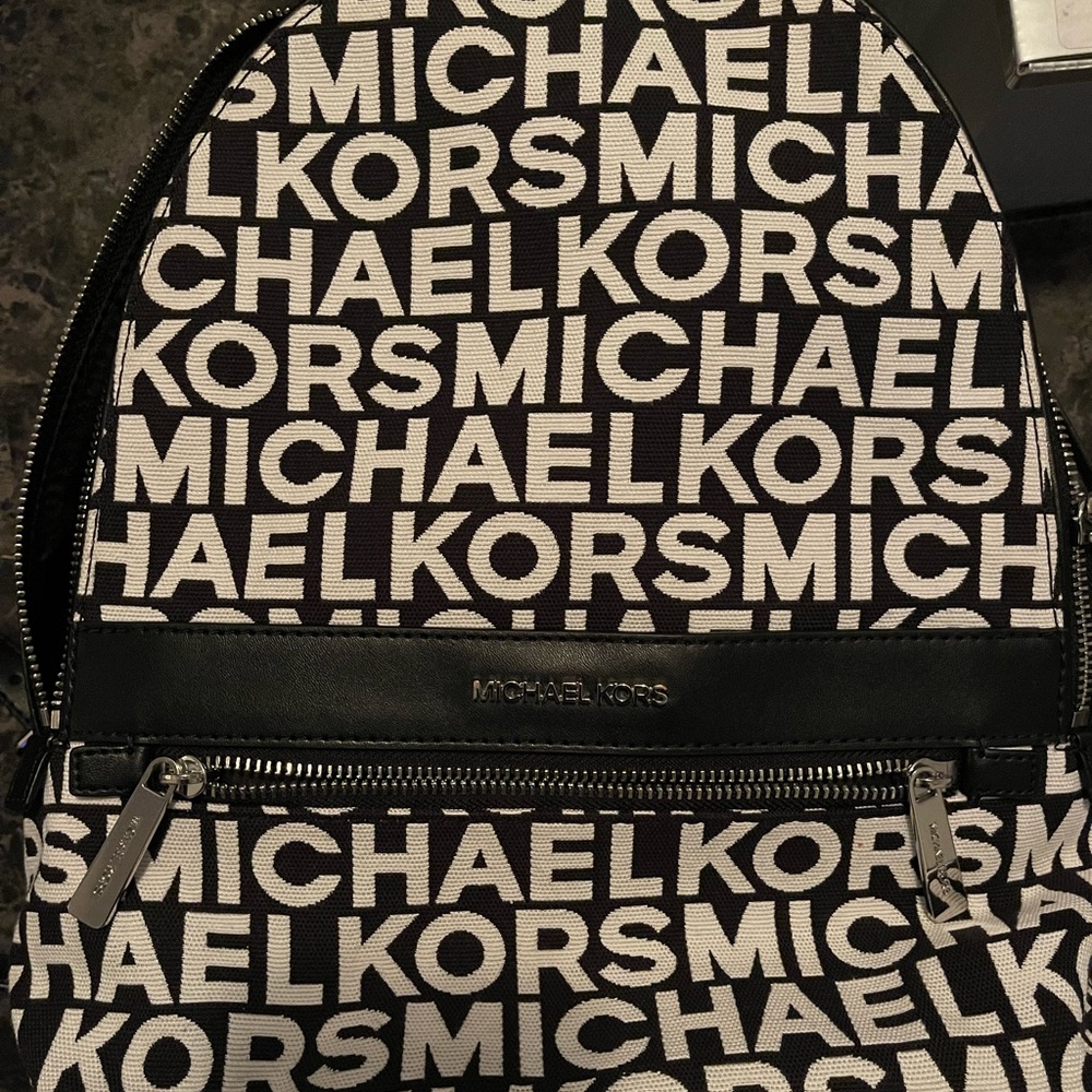 NWT Michael kors lg Guaranteed authentic. Never used.